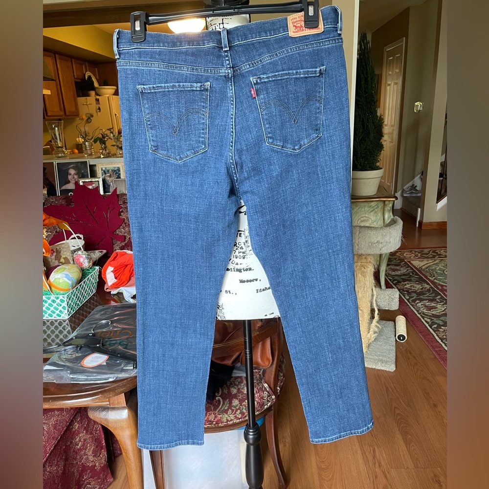 ✨HP✨Levi’s Classic Straight Leg Mid-Wash Denim Jeans 14M - W32 L30 - Picture 4 of 7